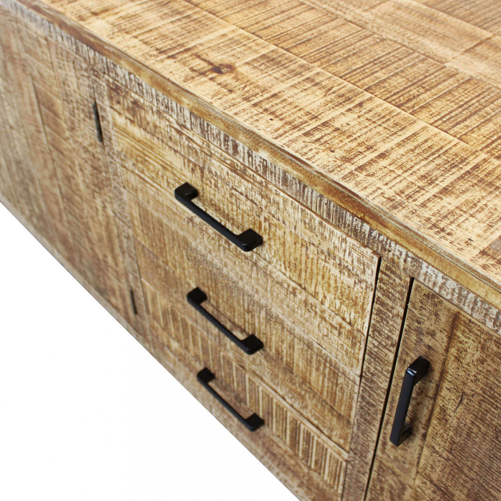 Dettaglio ravvicinato delle venature del legno e delle maniglie in metallo nero della credenza Barret.