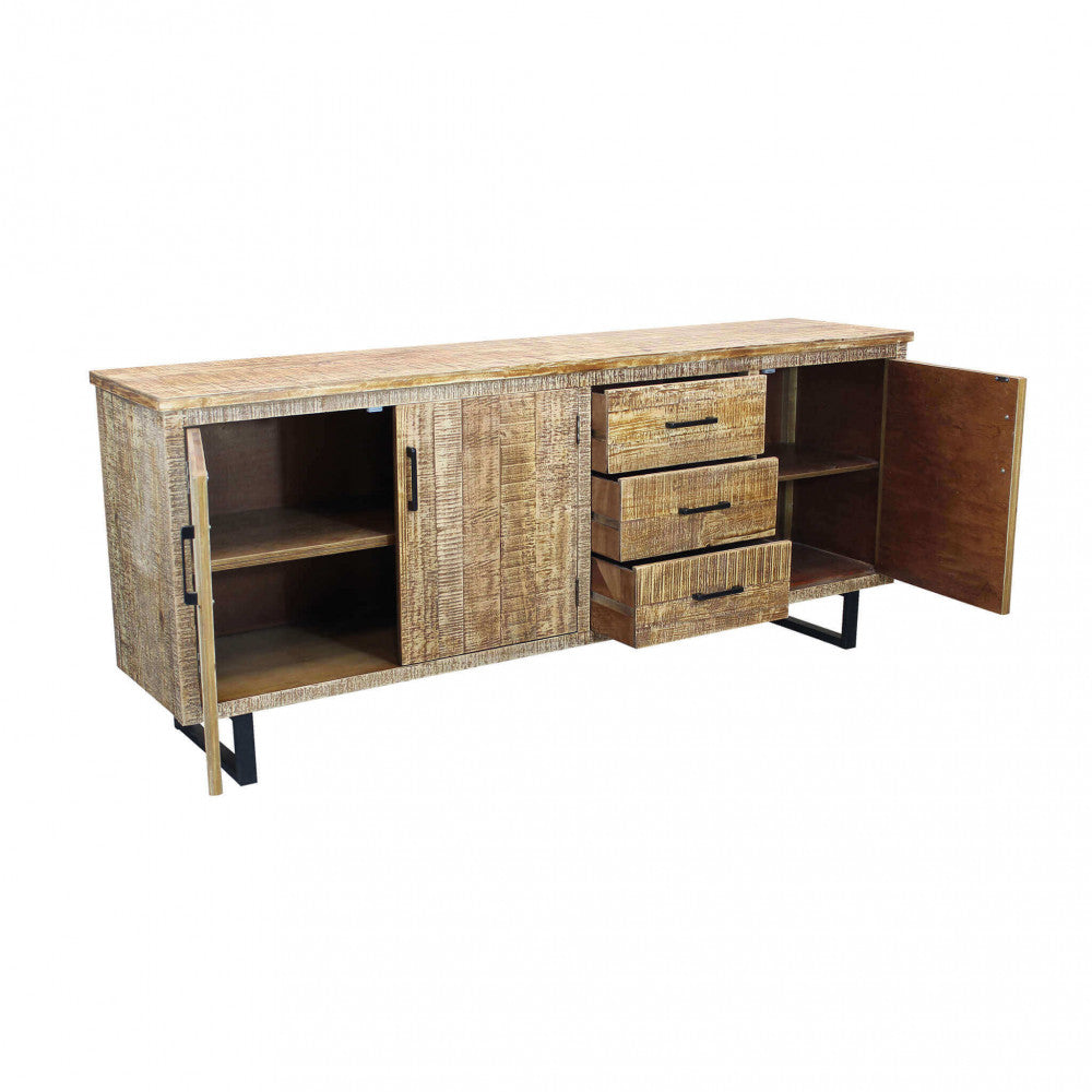 Credenza Barret con l'anta sinistra e i tre cassetti centrali aperti, mostrando i ripiani interni.