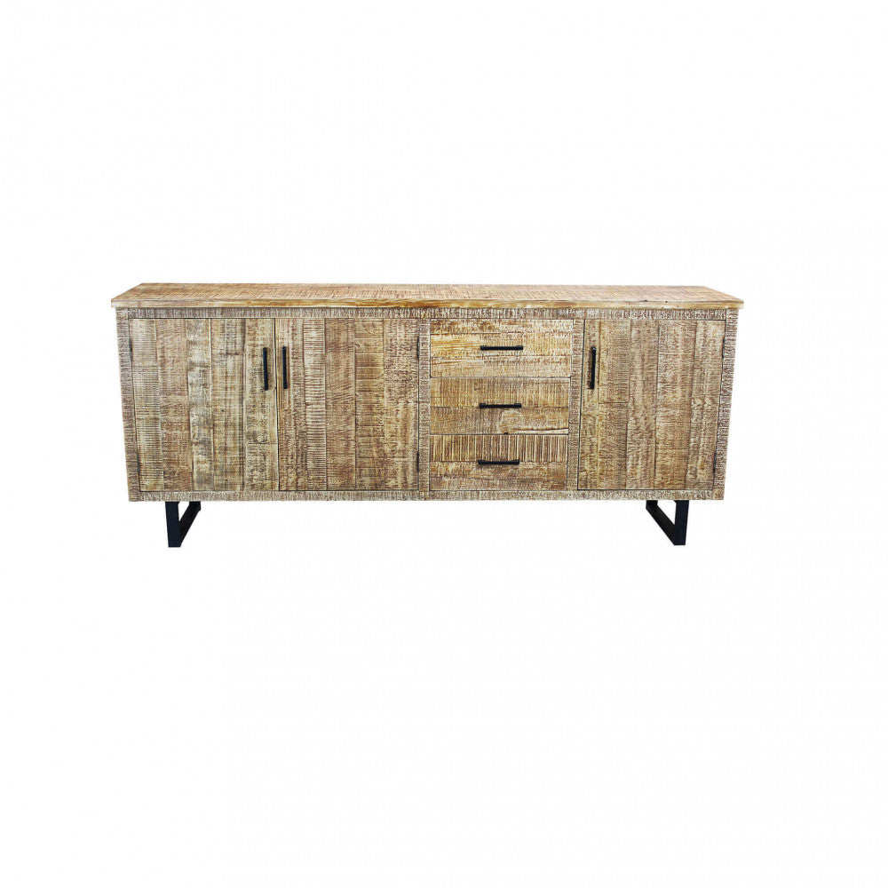 Vista frontale della credenza Barret chiusa, isolata su fondo bianco, con focus sulla texture del legno.