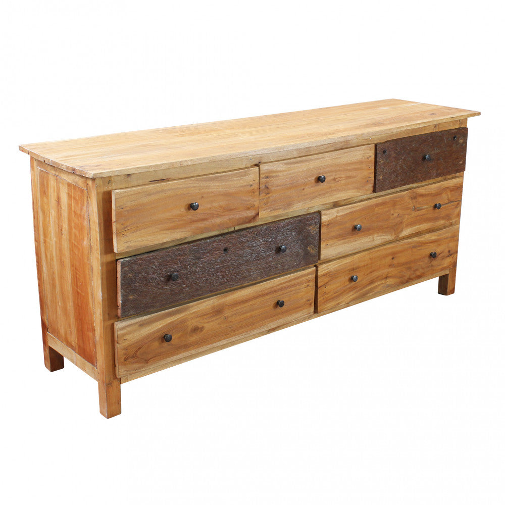 Vista angolata in studio della credenza Bart, che mostra i suoi otto cassetti in legno multitono e la struttura robusta.