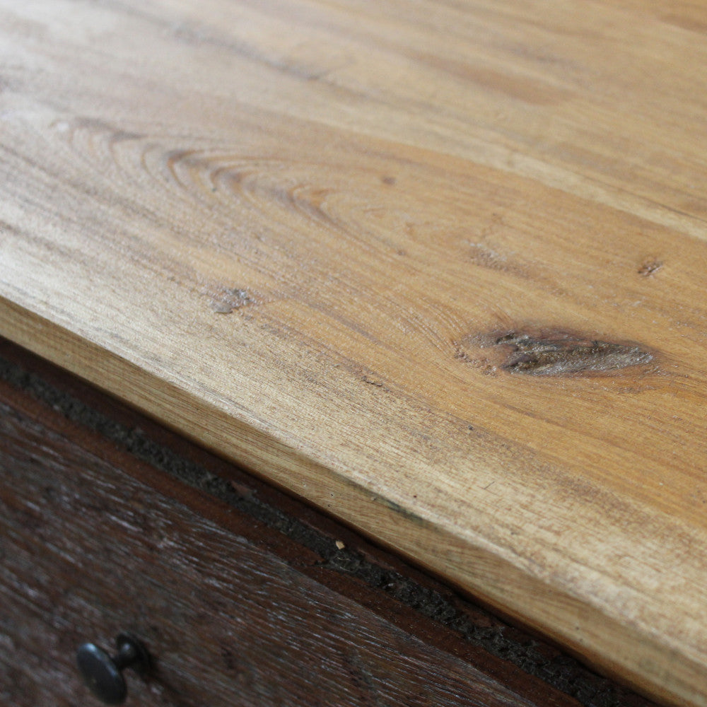 Primo piano della superficie in legno di prima qualità della credenza Bart, che evidenzia le venature naturali e la finitura liscia.