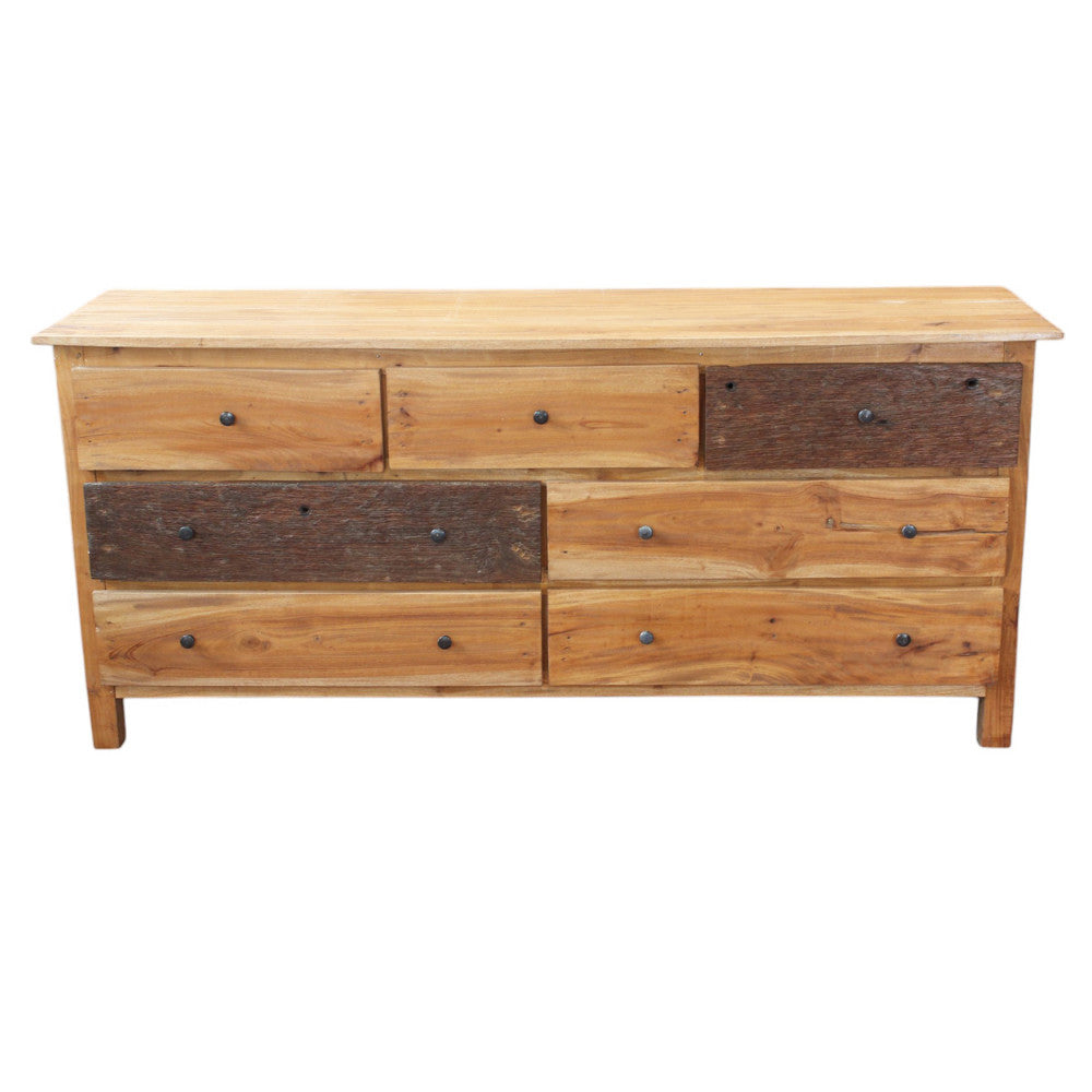 Vista frontale della credenza industriale Bart, che sottolinea il suo design simmetrico e i pannelli in legno a contrasto.