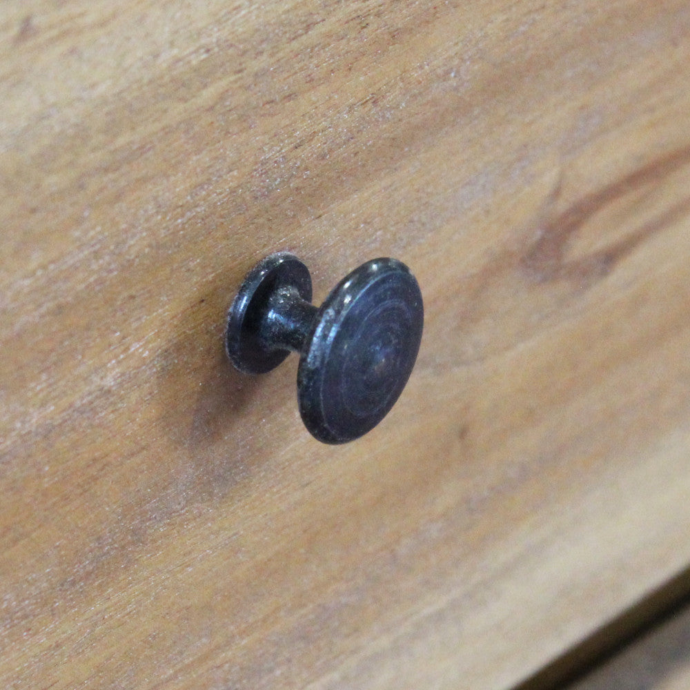 Primo piano estremo del pomello in metallo scuro sulla credenza Bart, che mostra la sua ferramenta in stile industriale.