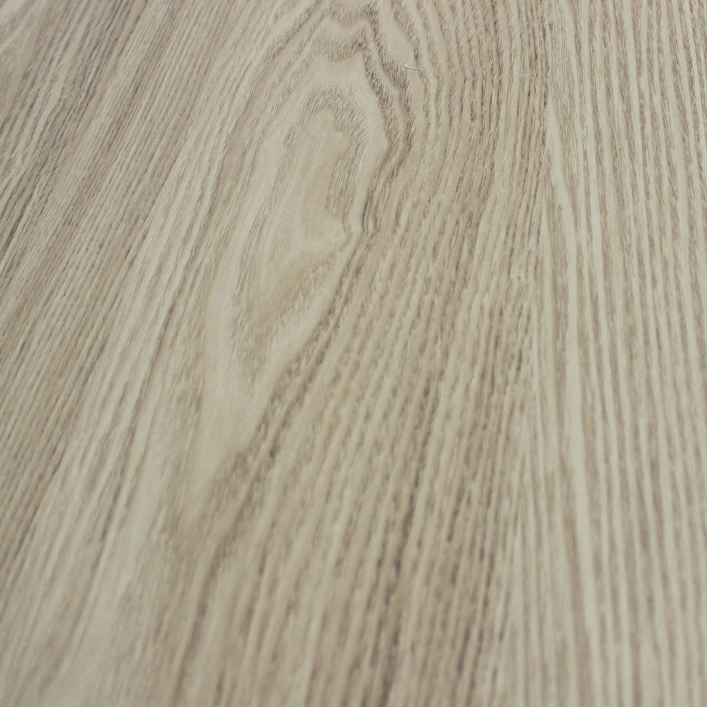 Dettaglio macro della texture del top in legno naturale, che evidenzia le venature e la finitura tattile della superficie.
