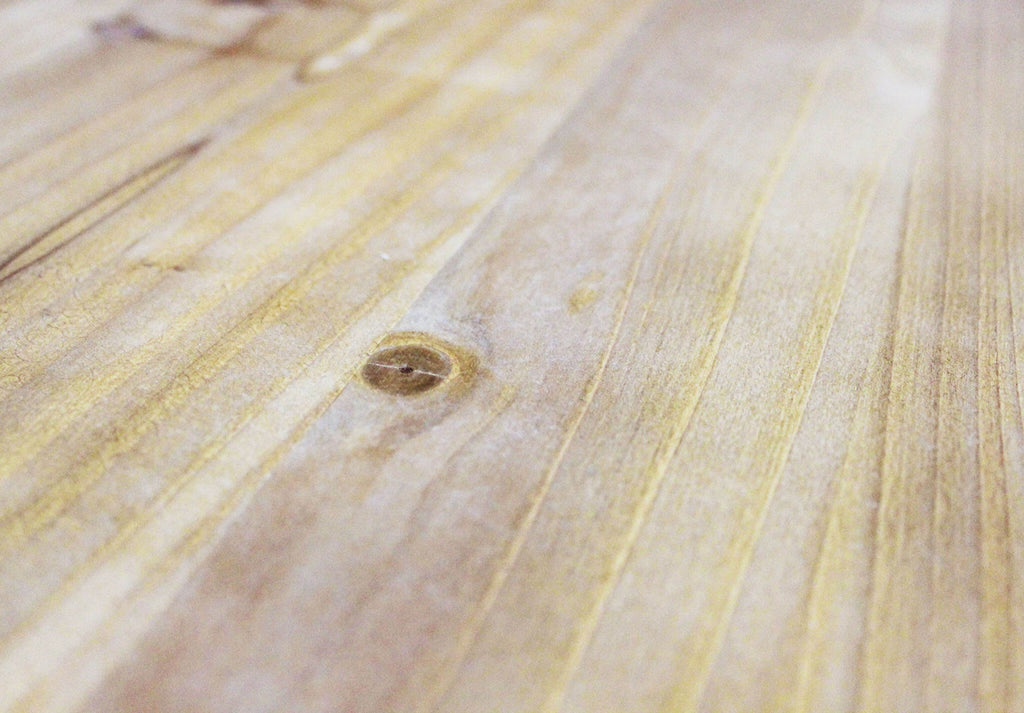 Macrofotografia della finitura materica del ripiano, che simula le venature naturali del legno.