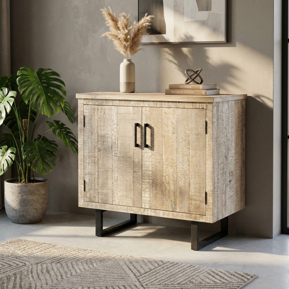 Credenza Benjamin in legno e metallo ambientata in un soggiorno luminoso con pianta decorativa.