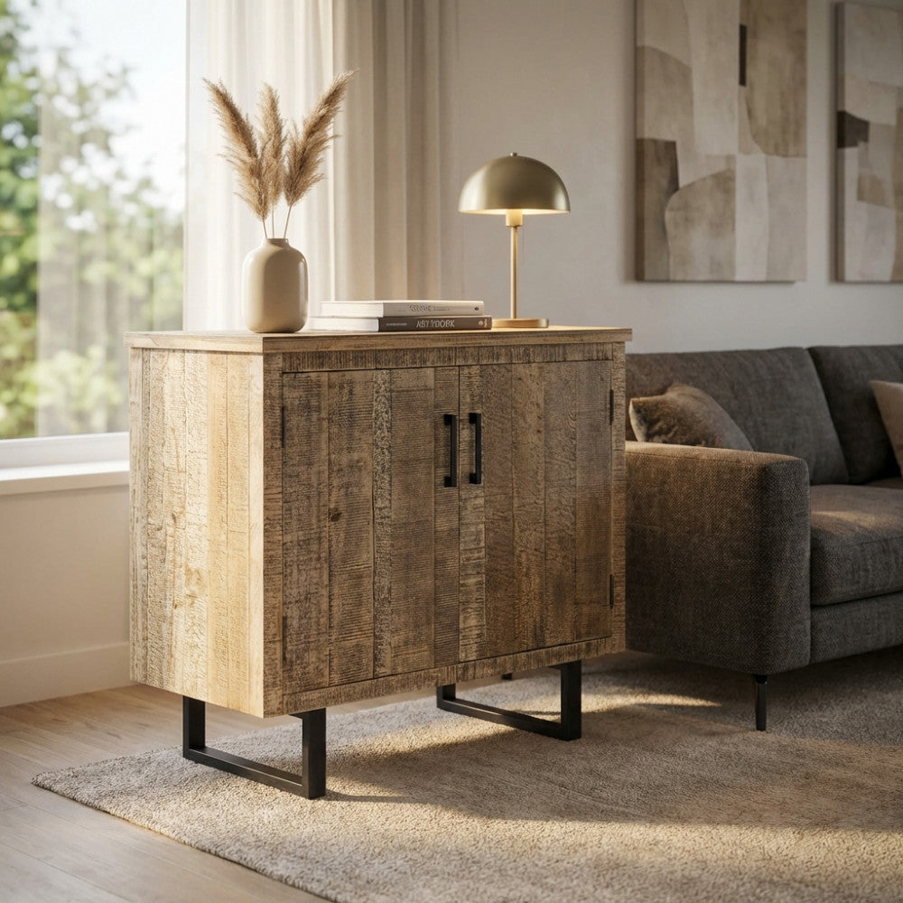 Vista angolare della credenza Benjamin in legno rustico accanto a un divano moderno.