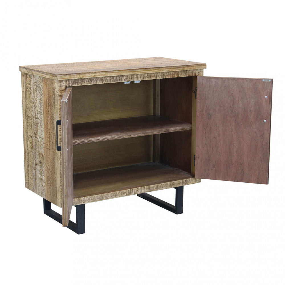 Credenza Benjamin con anta destra aperta, che mostra il capiente ripiano interno in legno.