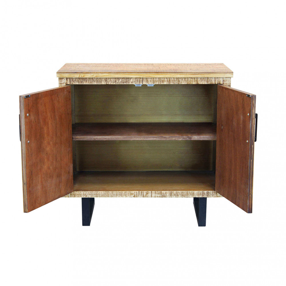 Vista frontale della credenza Benjamin con entrambe le ante aperte, rivelando lo spazio interno.