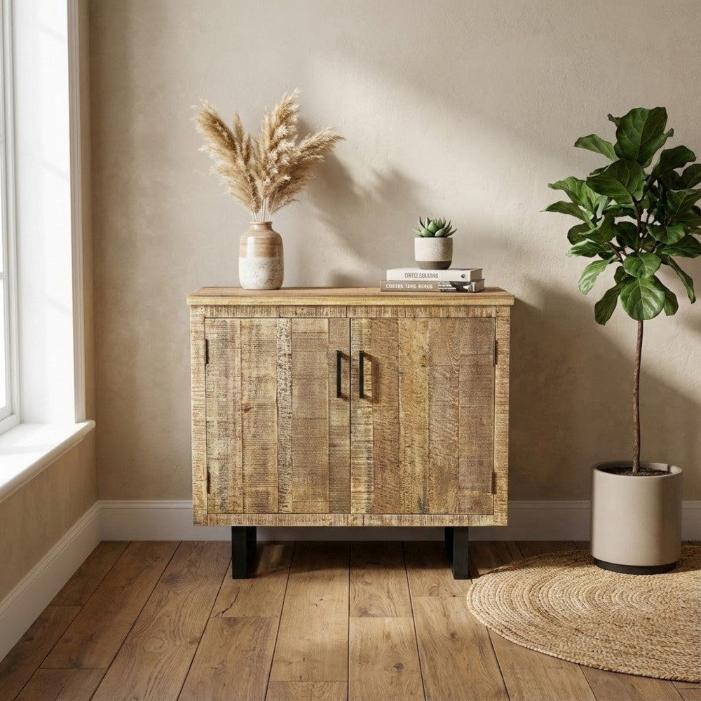 Vista frontale della credenza Benjamin inserita in un elegante contesto domestico con decorazioni.