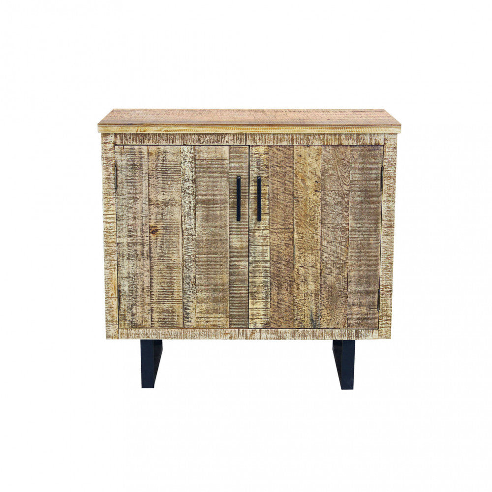 Vista frontale della credenza Benjamin in legno e metallo isolata su sfondo bianco.