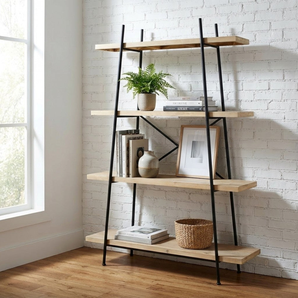 Libreria Bennett allestita contro una parete in mattoni bianchi, decorata con una felce, libri d'arte e vasi di design.