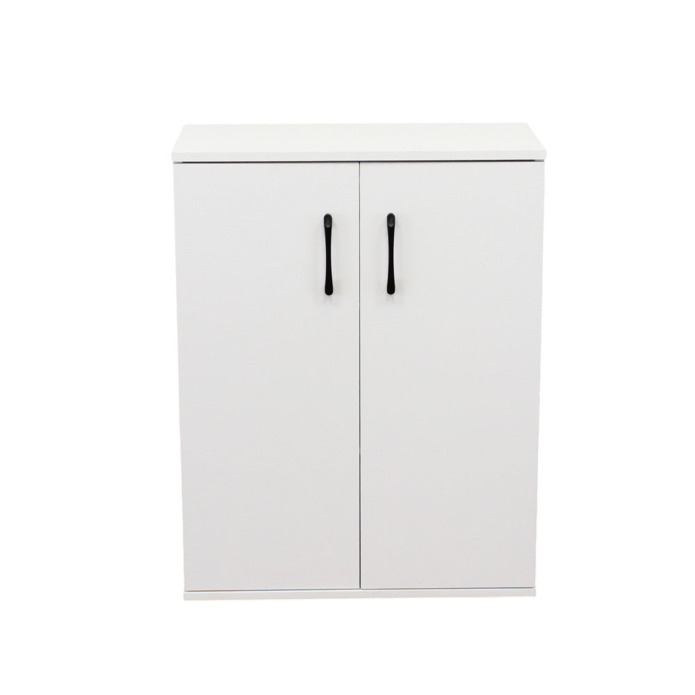 Vista frontale del mobiletto Bennie chiuso su sfondo bianco, caratterizzato da un design minimalista e pulito.