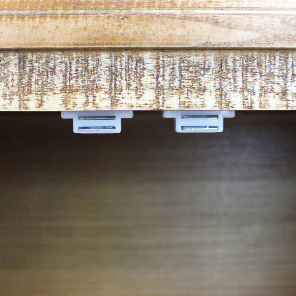 Dettaglio dei meccanismi di chiusura magnetica interni della credenza Benson.