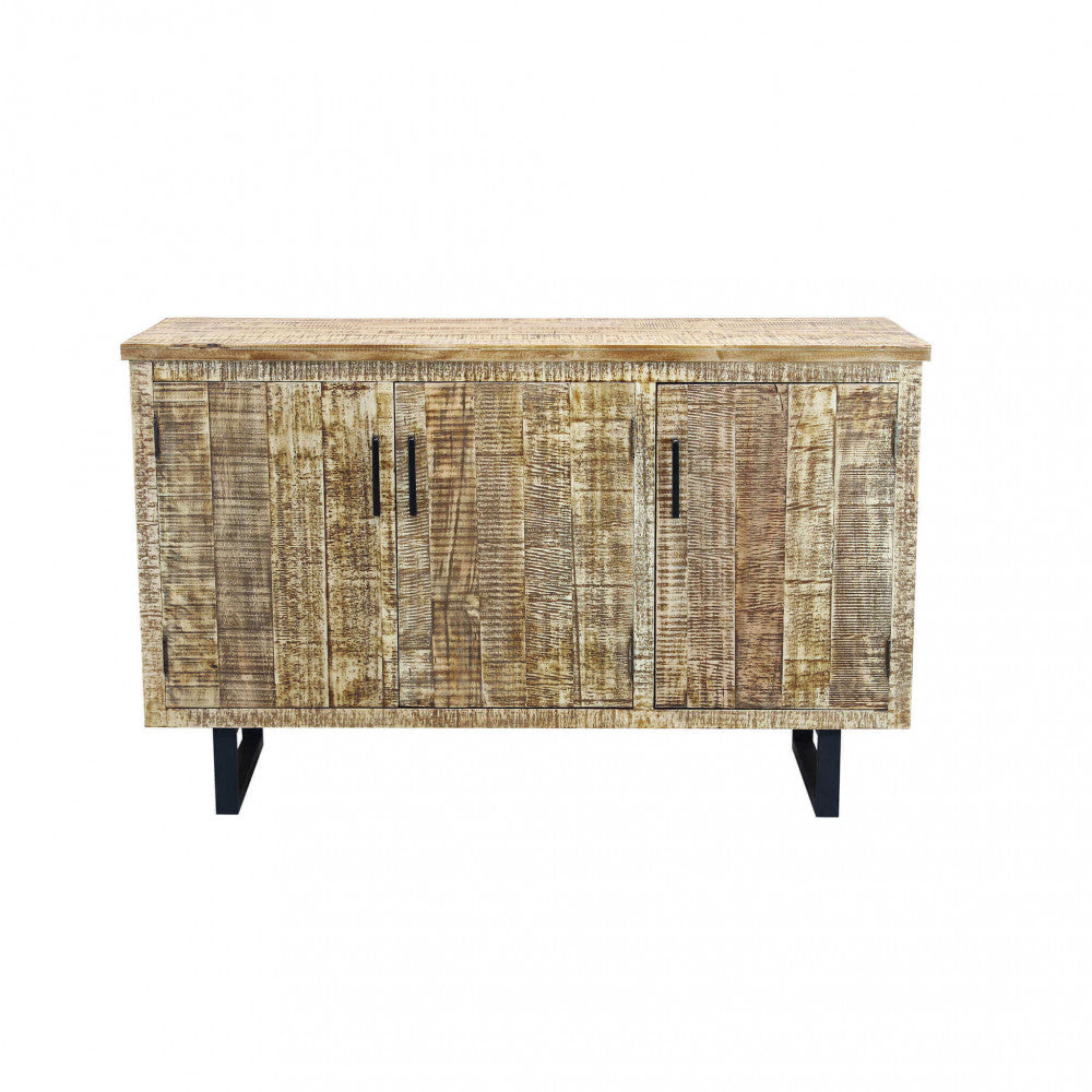 Vista frontale completa della credenza Benson, evidenziando il contrasto tra il legno marrone e i piedini in metallo nero.