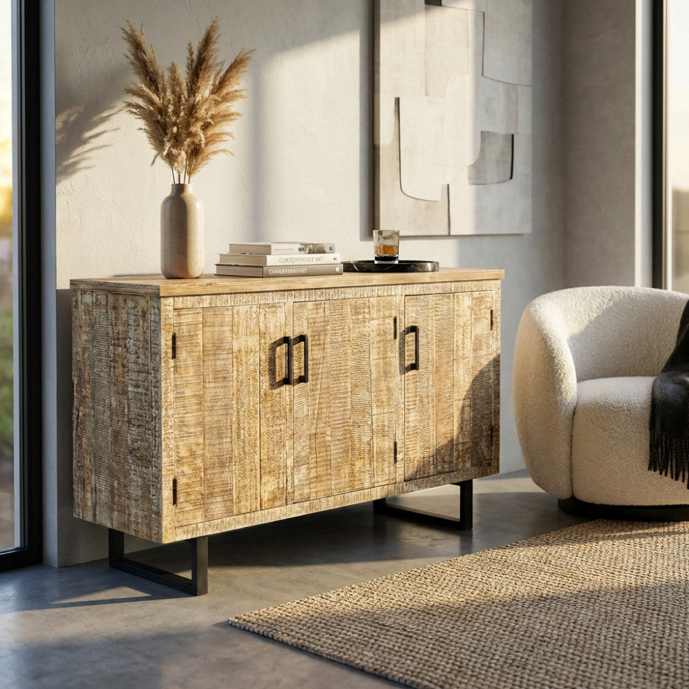 Dettaglio della credenza Benson in legno rustico inserita in un salotto dal design contemporaneo.