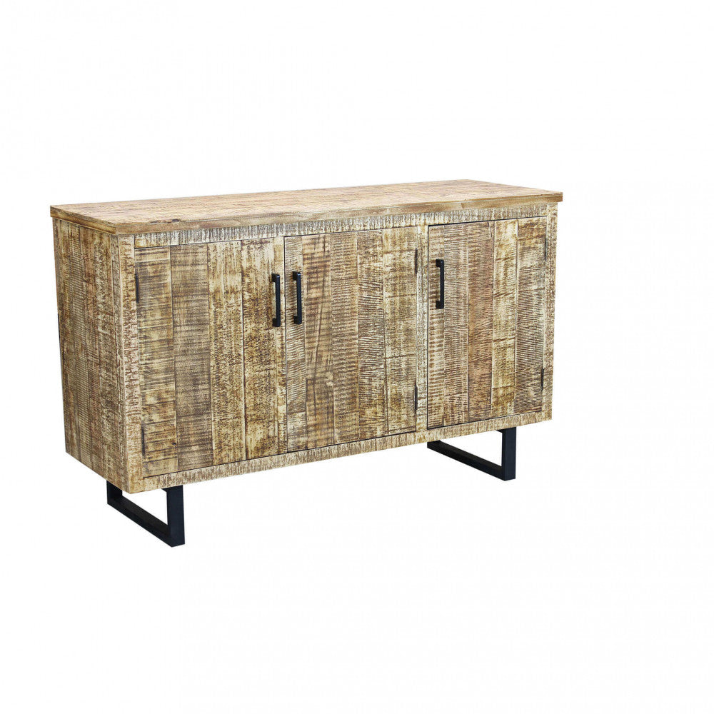 Vista frontale della credenza Benson a tre ante in legno con venature a vista e base in metallo nero.