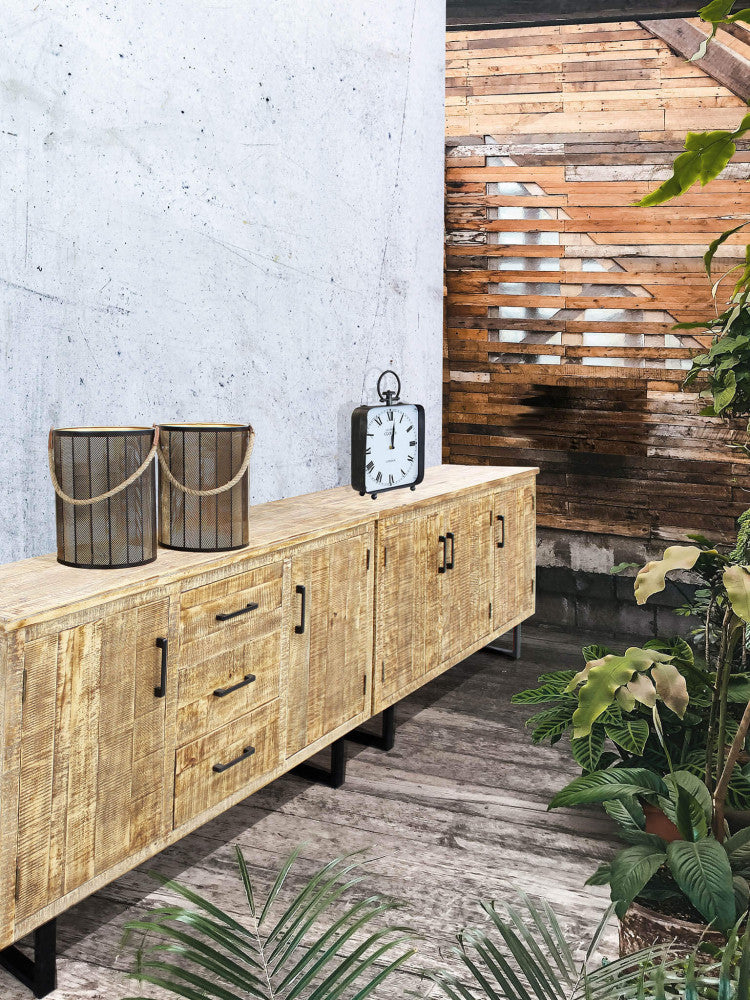 Credenza Benson decorata con lanterne e orologio vintage in un ambiente dal fascino industriale.