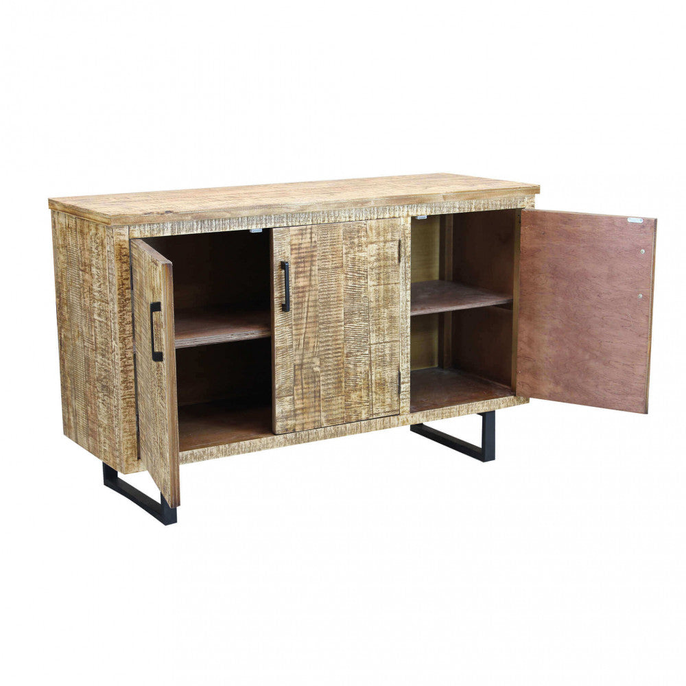 Credenza Benson con l'anta destra aperta, mostrando i robusti ripiani interni in legno.