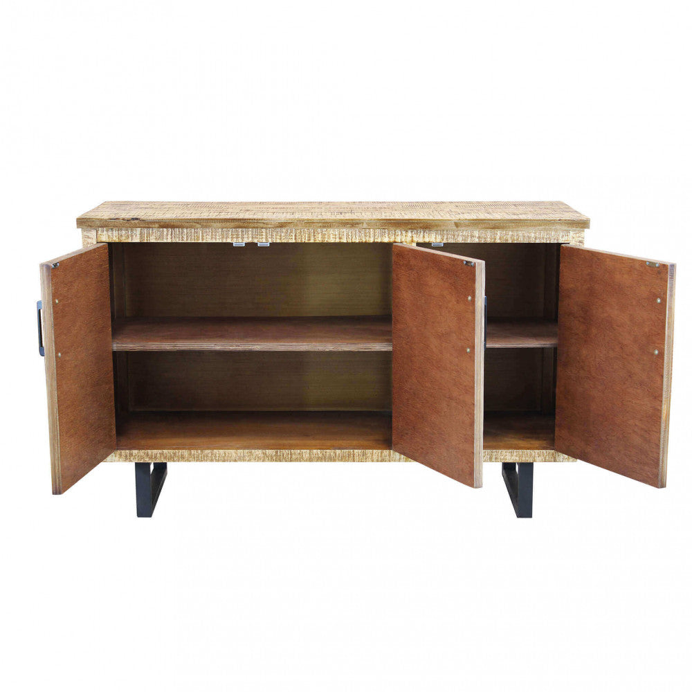 Vista frontale della credenza Benson con tutte le ante aperte e i ripiani orizzontali in evidenza.