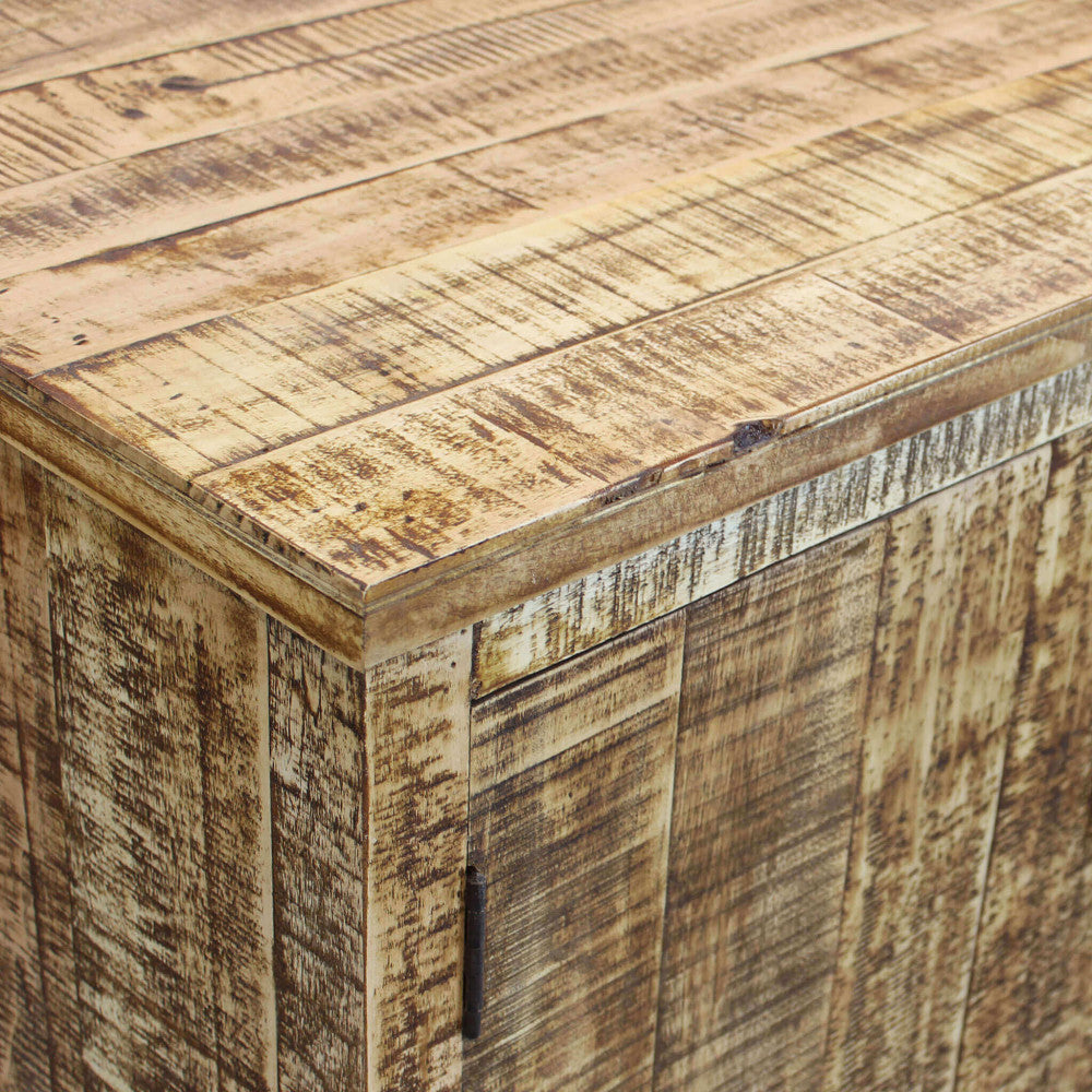 Dettaglio ravvicinato del piano superiore in legno della credenza Benson, che ne esalta la texture tattile.