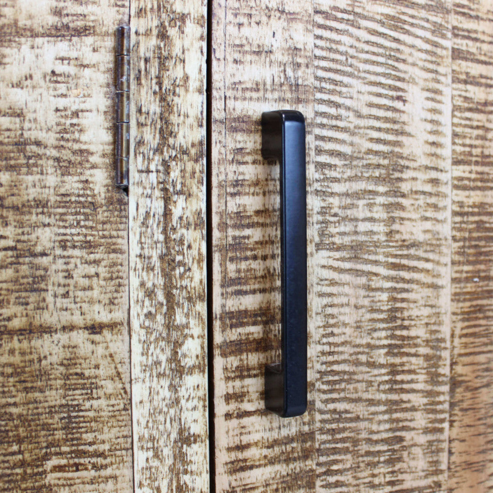 Particolare della maniglia in metallo nero e delle cerniere sulla superficie in legno della credenza Benson.