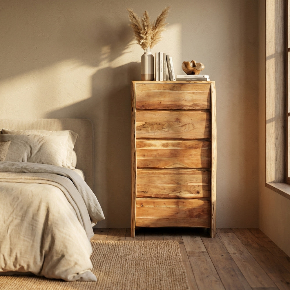 Vista frontale angolata della cassettiera in legno massello in una camera da letto illuminata dal sole.