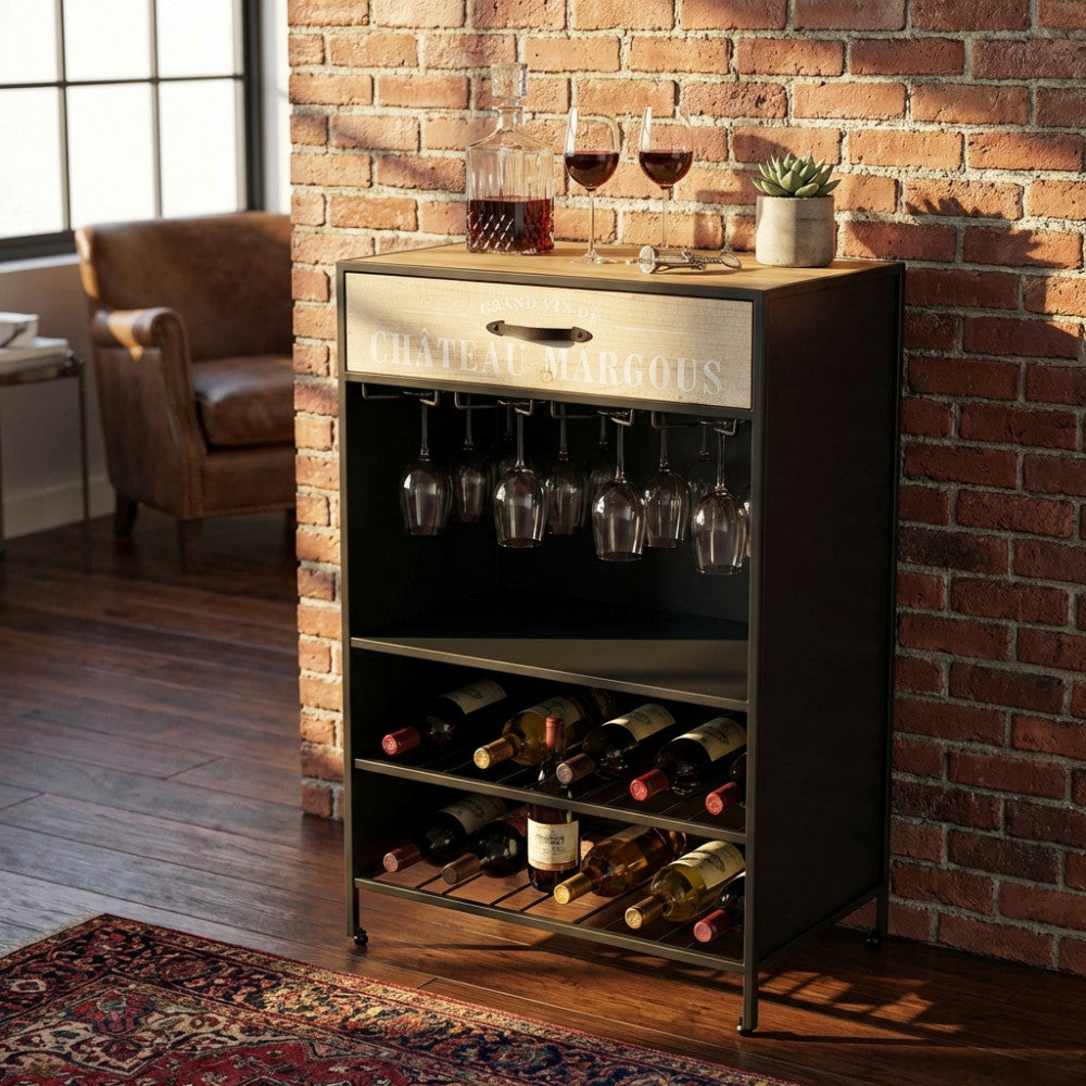 Mobile bar Bradford in legno e metallo nero ambientato in un salotto dal design industriale con parete in mattoni.