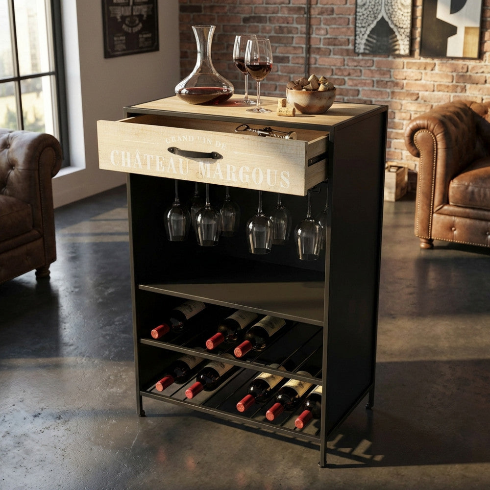 Dettaglio del cassetto in legno aperto del mobile bar Bradford, che mostra il portabicchieri integrato e la struttura in metallo.