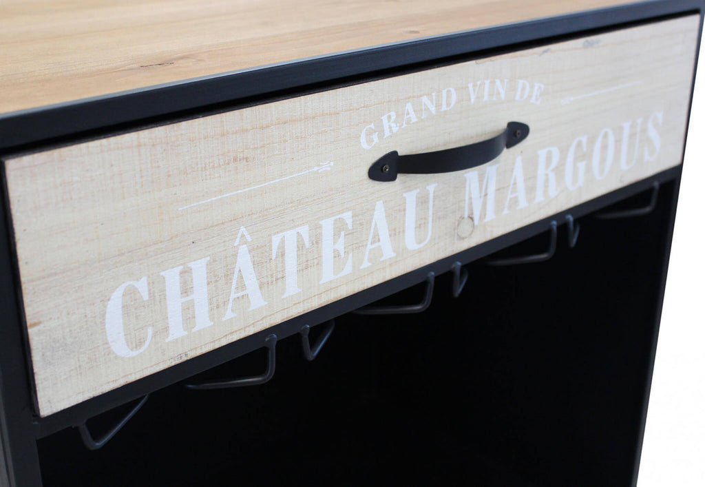 Dettaglio ravvicinato del cassetto in legno con la scritta vintage Chateau Margous e la maniglia in metallo nero.