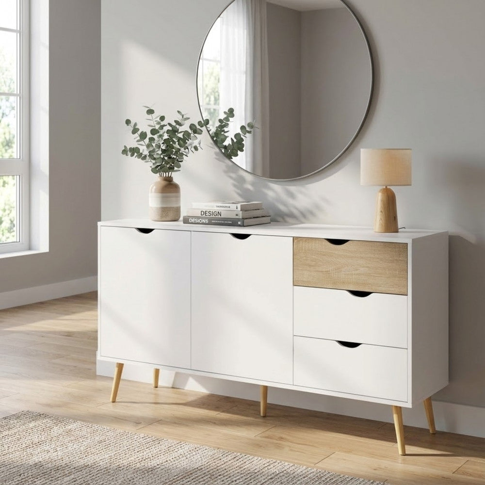 Credenza Bradley inserita in un ingresso elegante con specchio rotondo a parete e lampada in legno.