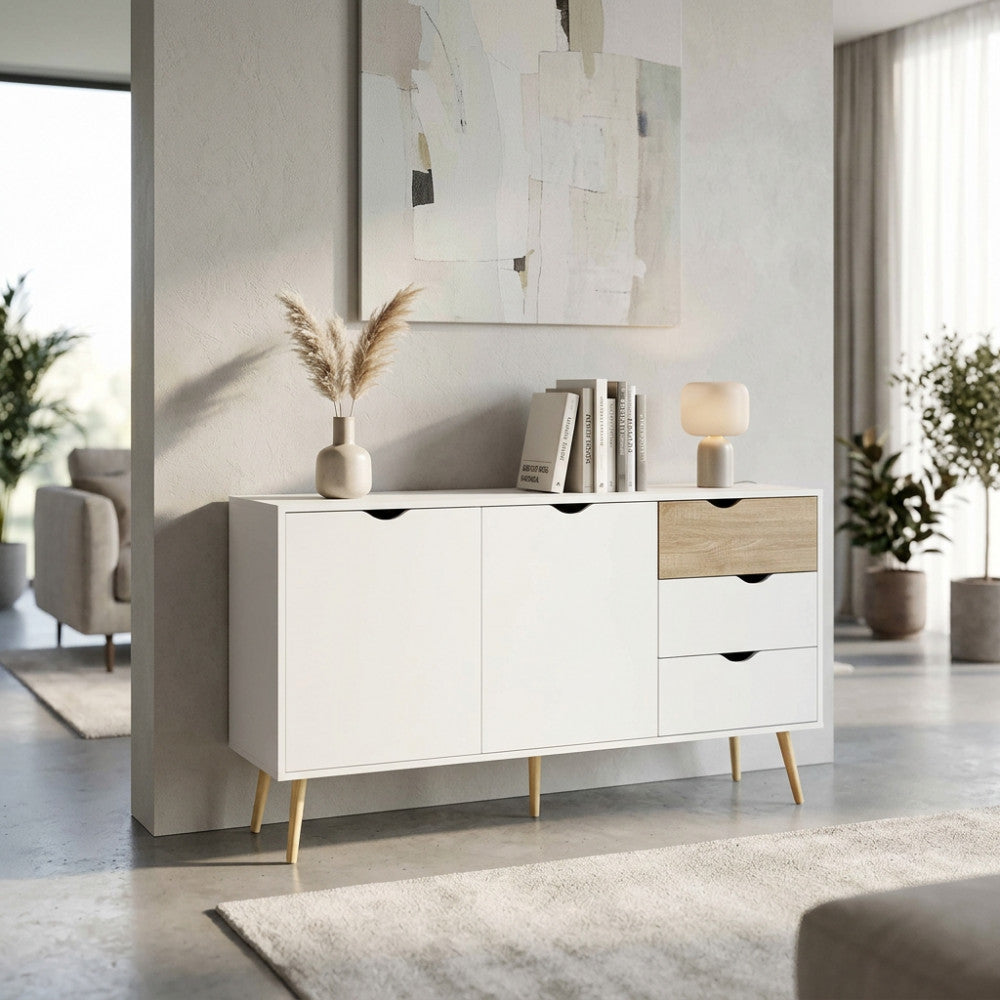 Credenza Bradley in legno bianco e marrone ambientata in un soggiorno luminoso con decorazioni minimaliste.
