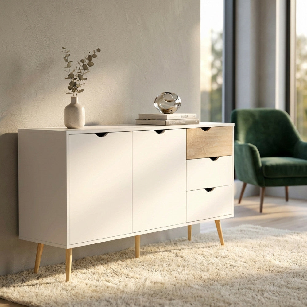 Vista angolare della credenza moderna con dettagli in legno naturale e poltrona verde sullo sfondo.