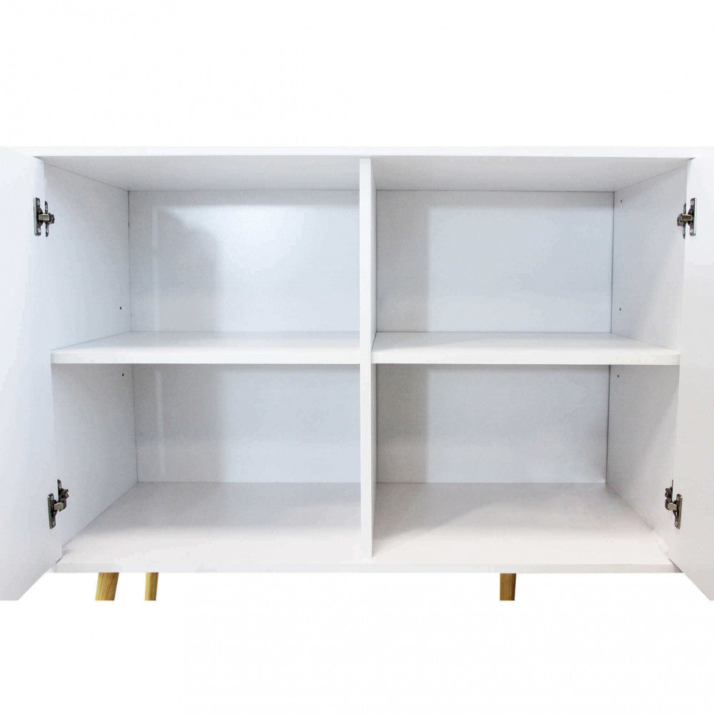 Dettaglio ravvicinato dell'interno vuoto della credenza, con ripiani divisori simmetrici.