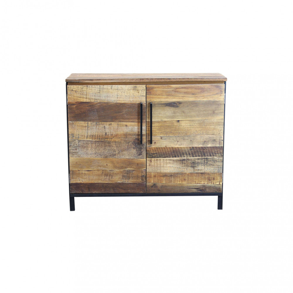 Vista frontale completa della credenza Braeden chiusa, con telaio in metallo nero a contrasto.