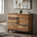 Credenza Braeden in legno e metallo ambientata in un soggiorno luminoso con quadri astratti.