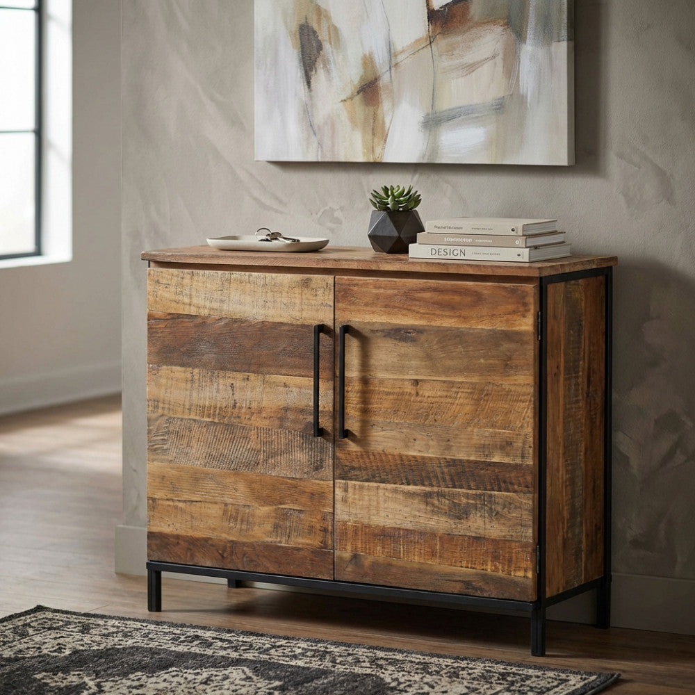 Credenza Braeden in legno e metallo ambientata in un soggiorno luminoso con quadri astratti.