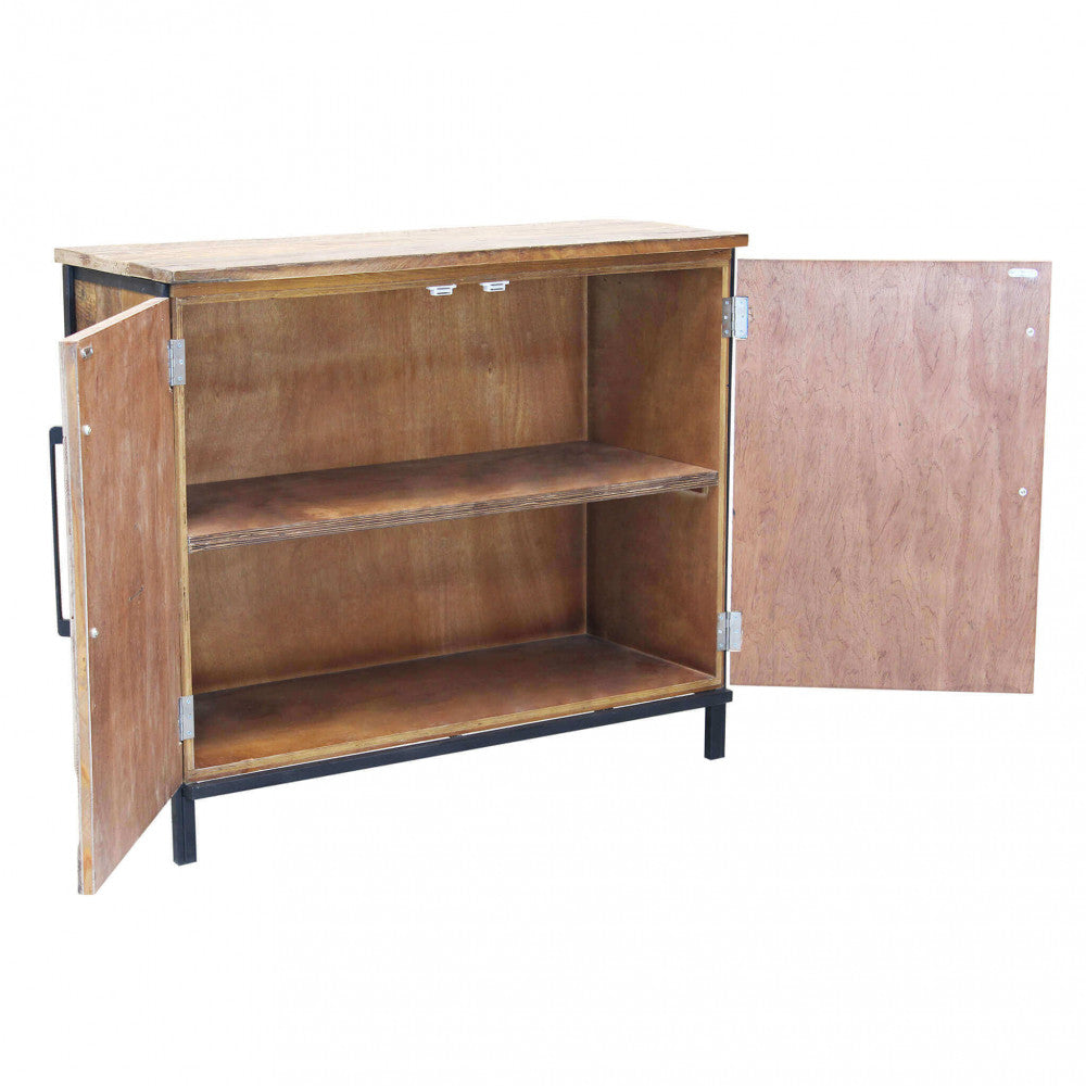 Credenza Braeden con anta sinistra aperta, rivelando la spaziosa mensola interna in legno.