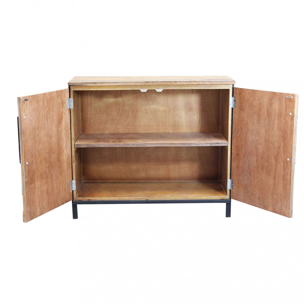 Credenza Braeden con entrambe le ante aperte, mostrando la struttura interna e la mensola centrale.