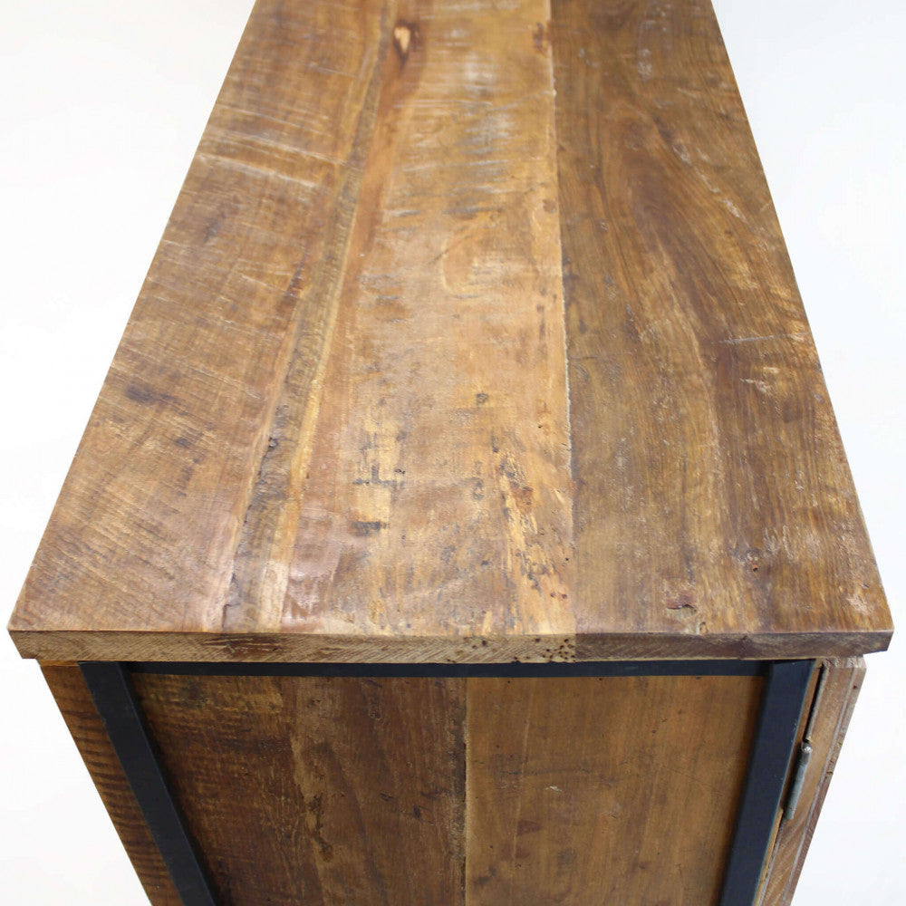 Vista dall'alto della superficie in legno della credenza Braeden, evidenziando le texture naturali.