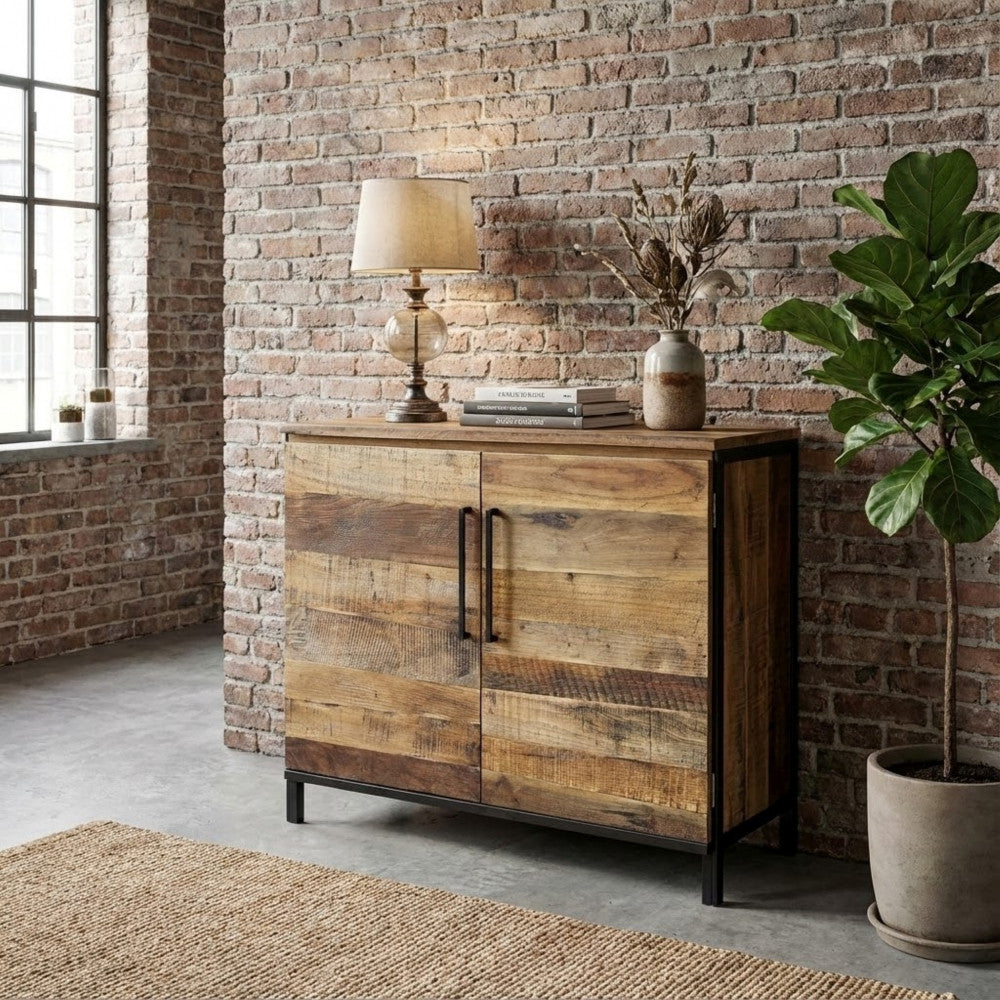 Credenza Braeden ambientata in un loft con parete in mattoni a vista e pianta d'appartamento.
