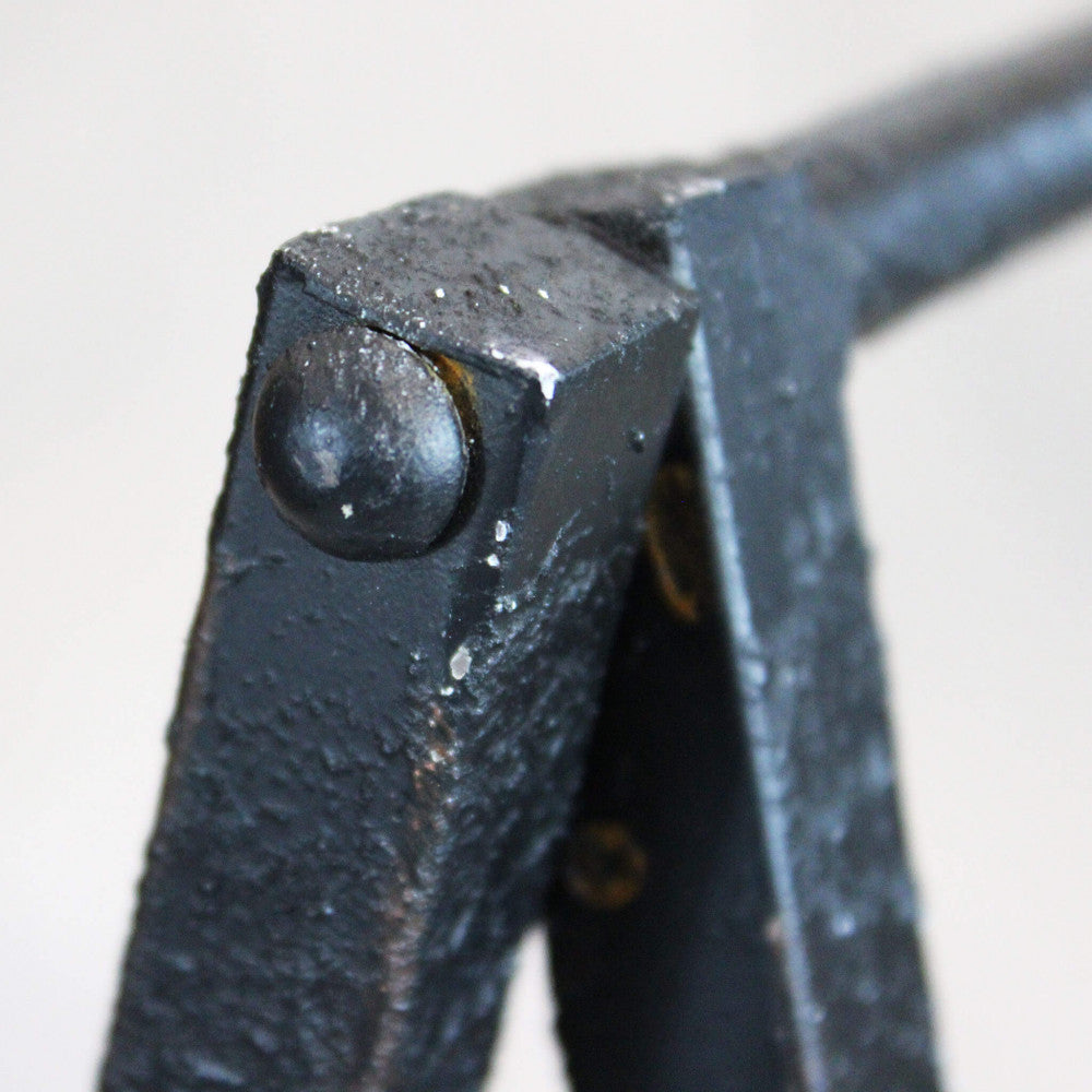 Dettaglio Libreria in legno e metallo Braiden con ripiani per libri e oggetti decorativi | Albert Stock