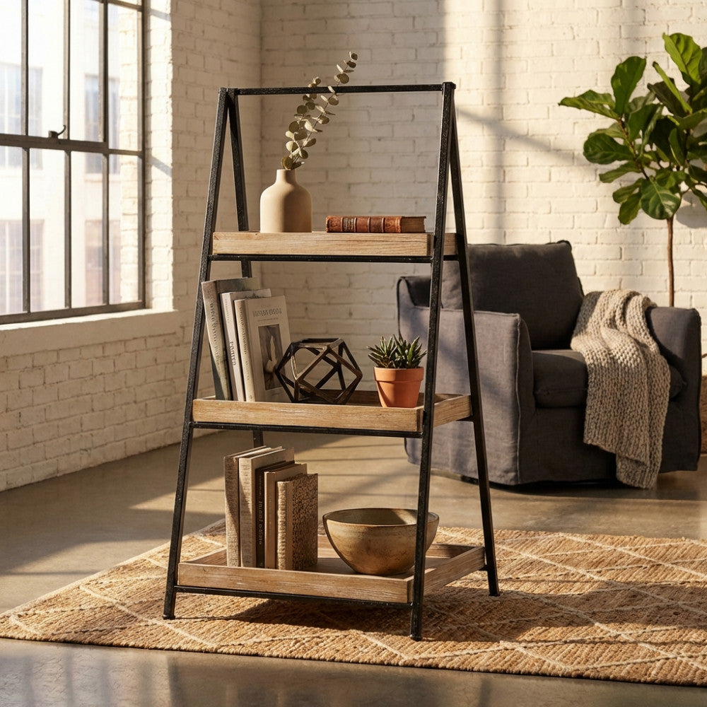 Libreria a scala industriale Braiden posizionata in un loft illuminato da luce naturale.