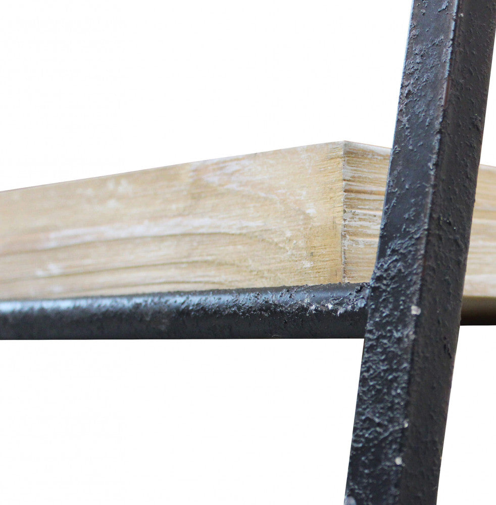 Dettaglio delle venature del legno di prima qualità e della barra di supporto in metallo.