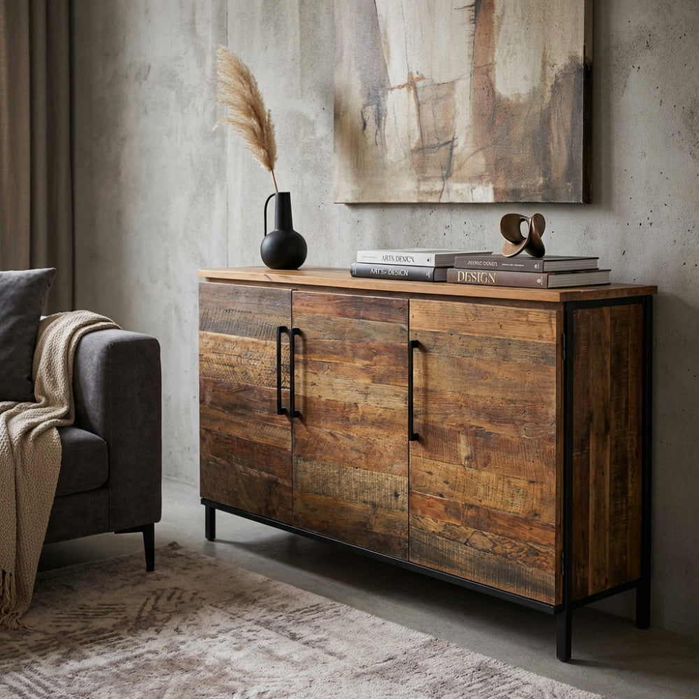 Credenza BRAM in legno e metallo ambientata in un living moderno con dettagli industriali.