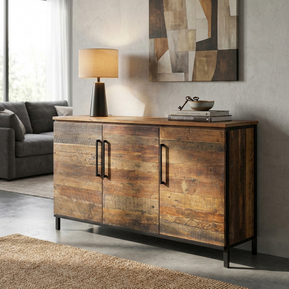 Vista frontale della credenza BRAM in legno marrone e metallo nero con lampada da tavolo.