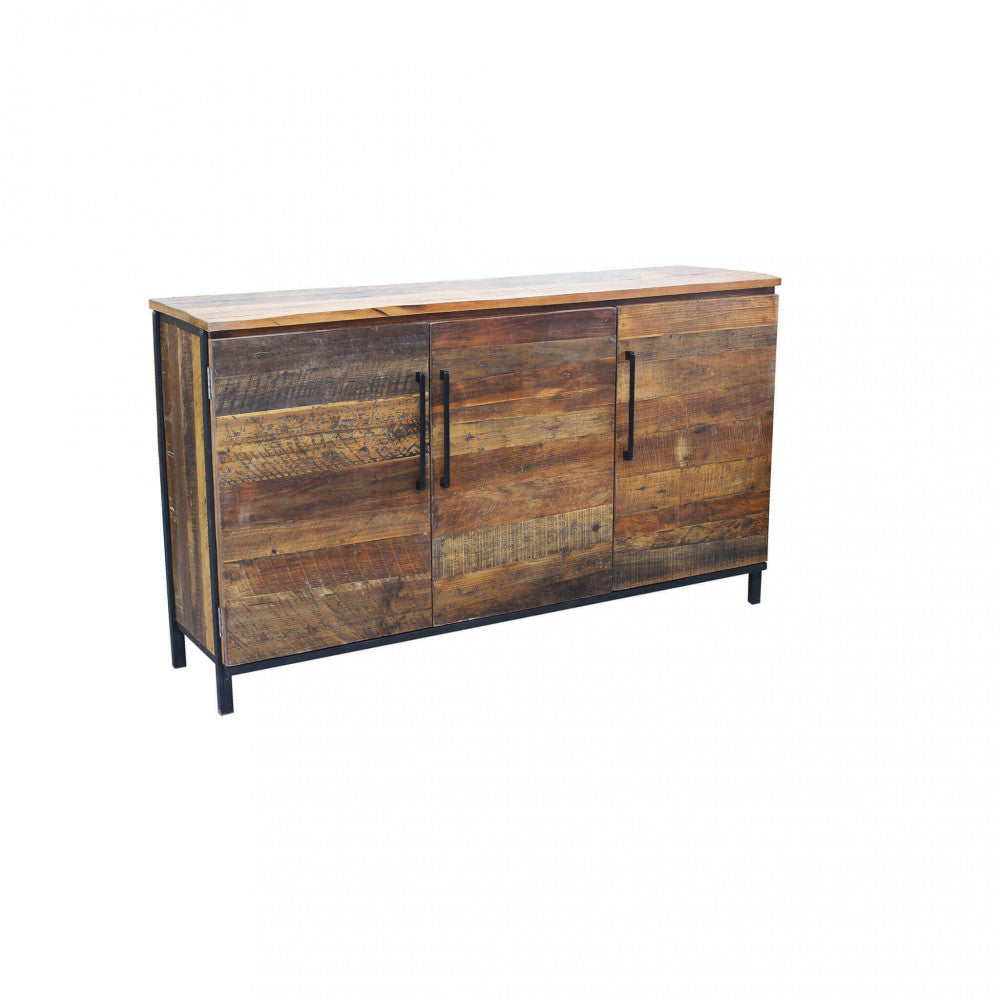 Credenza BRAM isolata su sfondo bianco, che mostra le tre ante in legno a doghe.