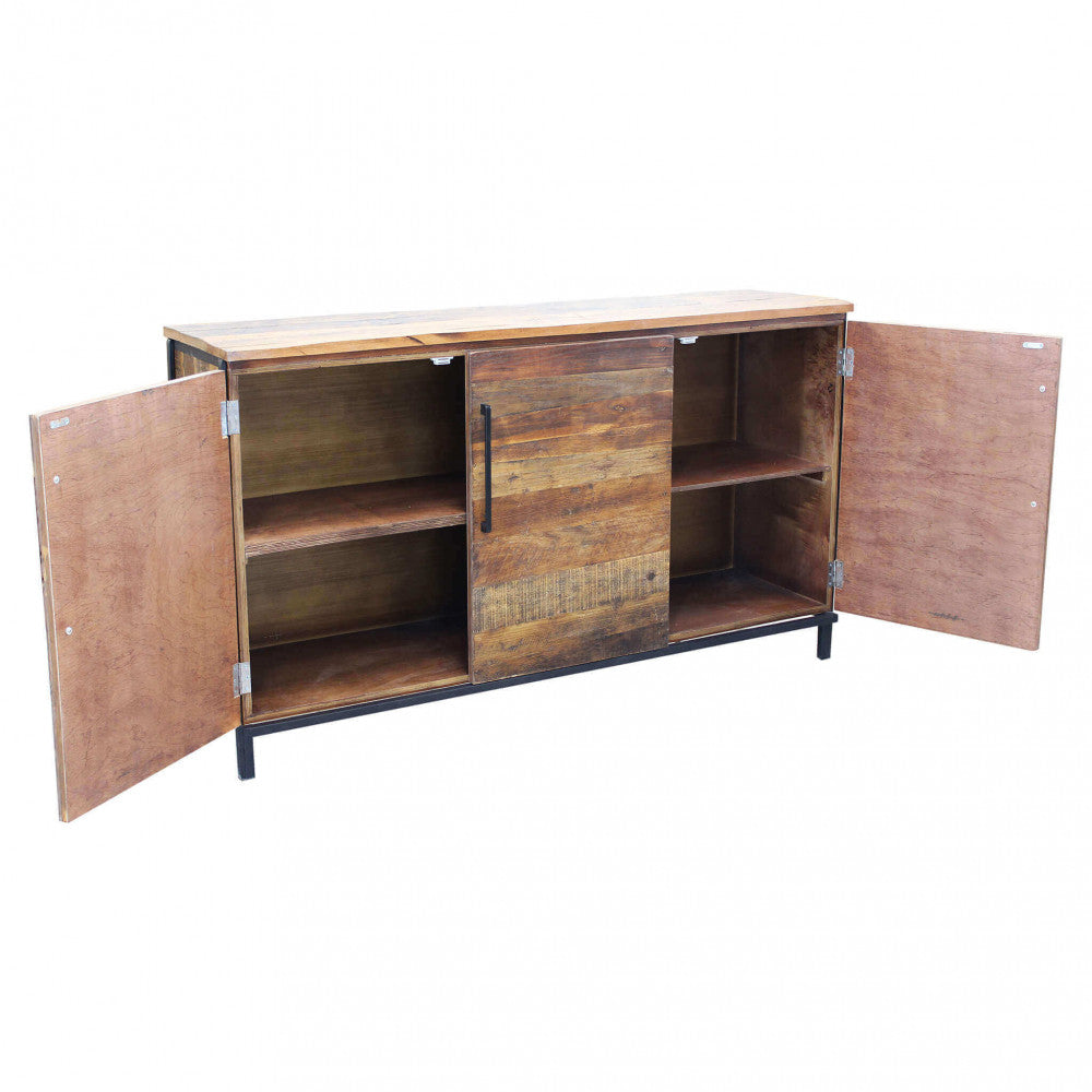 Credenza BRAM con ante laterali aperte, rivelando i robusti ripiani interni in legno.
