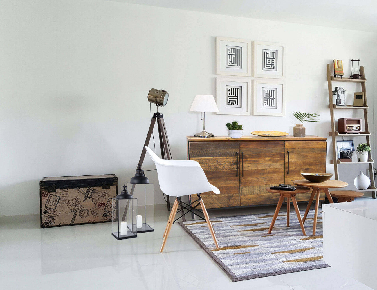 Credenza BRAM inserita in un soggiorno eclettico con sedia bianca e tappeto geometrico.