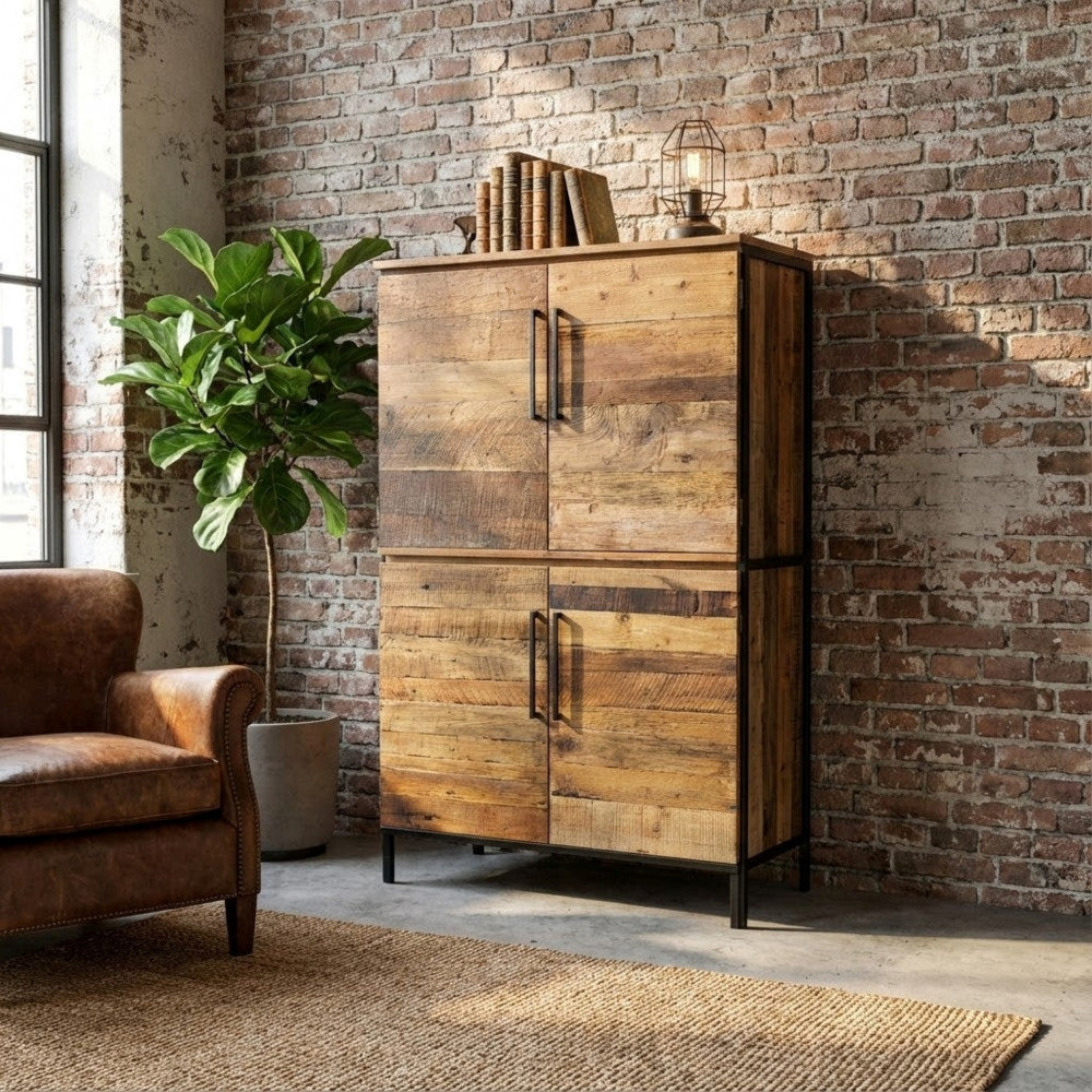 Credenza BRAXTON ambientata in un loft industriale con parete in mattoni a vista e poltrona in pelle marrone.